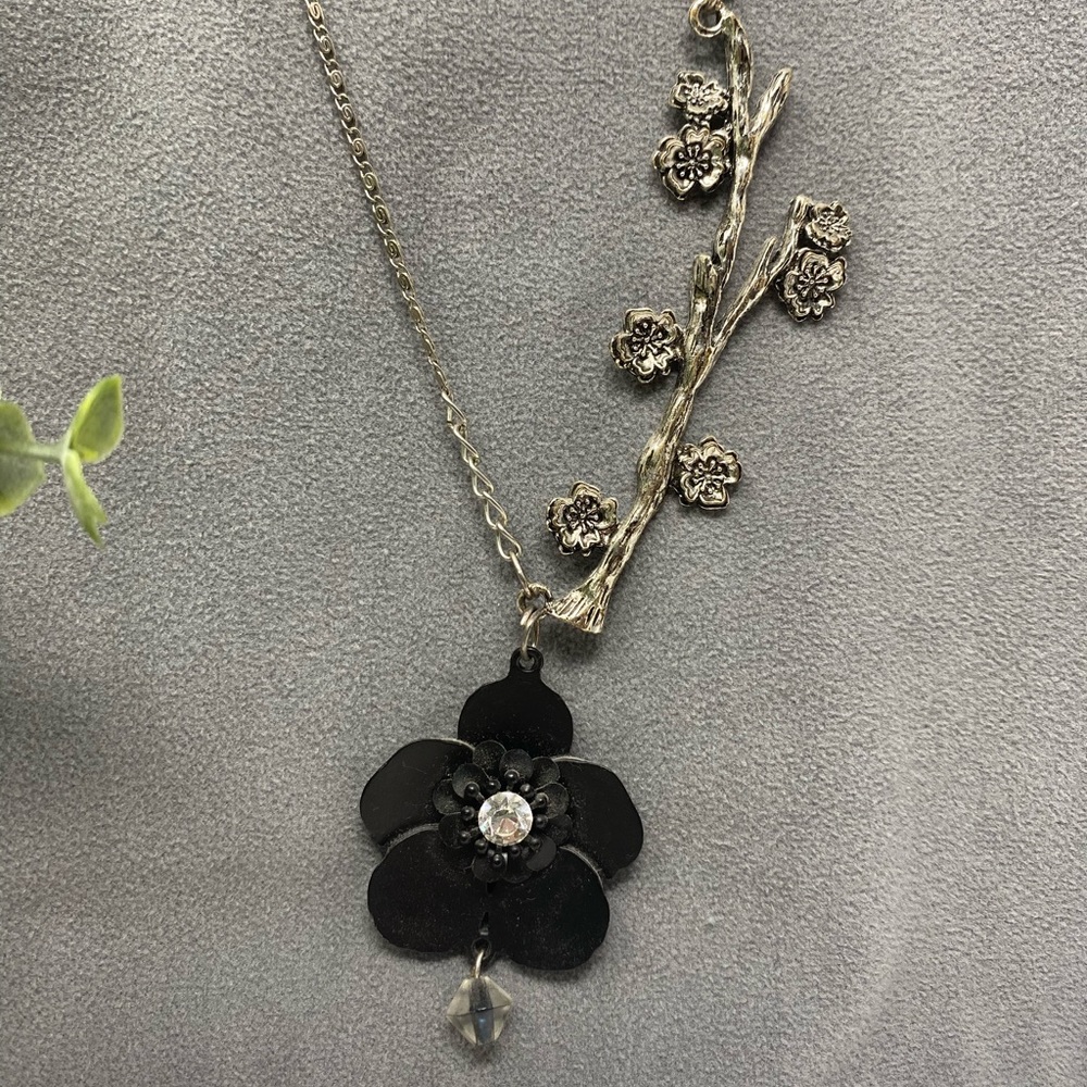 Black and silver flower necklace